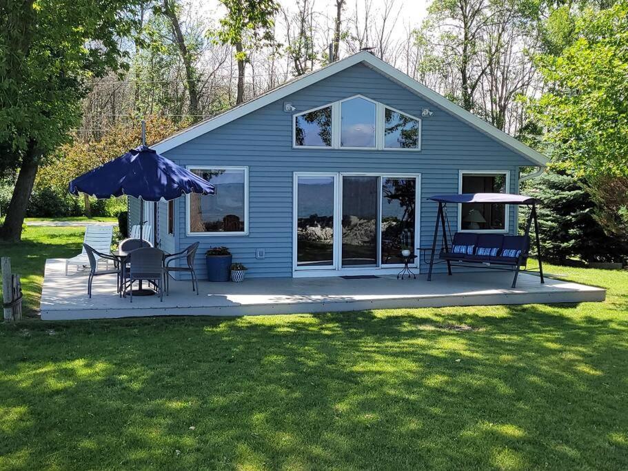 Cozy Cottage On Green Bay Exterior photo