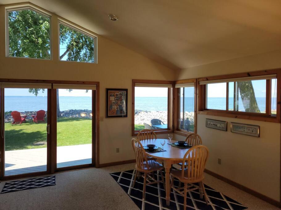 Cozy Cottage On Green Bay Exterior photo