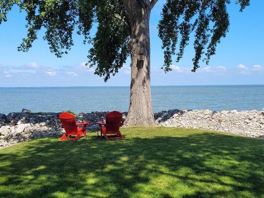 Cozy Cottage On Green Bay Exterior photo
